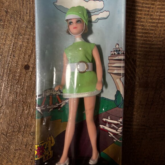 Topper Dawn doll Walking Jessica lime green stewardess uniform sealed box - Picture 2 of 3